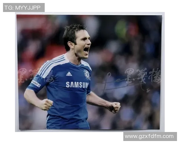 扎马尾辫的足球明星展现独特风采成为球场新潮流引领者